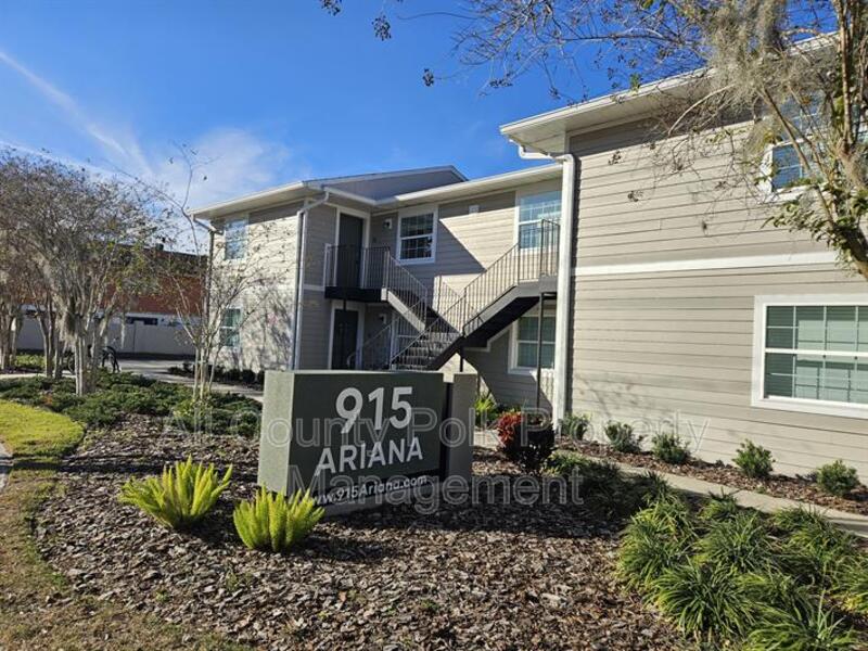 Lakeland Apartment: 915 Ariana St