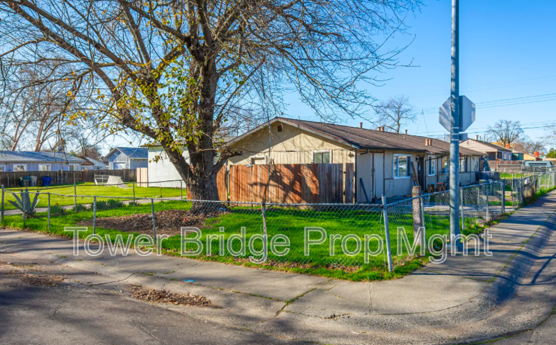 Sacramento House: 1718 Grand Ave