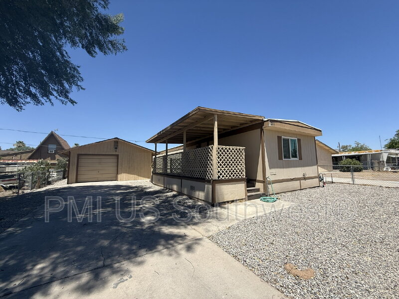 Bullhead City House: 2111 Santa Cruz Ave