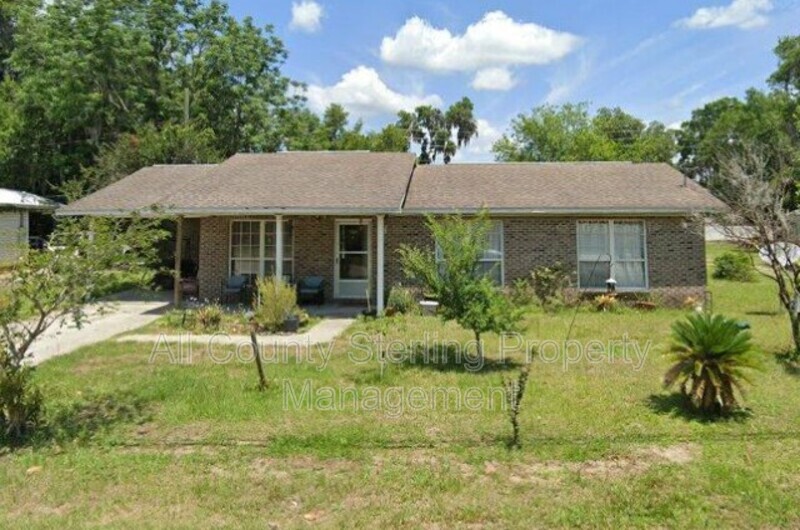 Lake City House: 589 SE Saint Johns Street