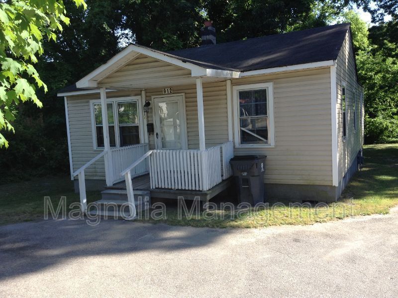 Henderson House: 912 E. Andrews Ave.