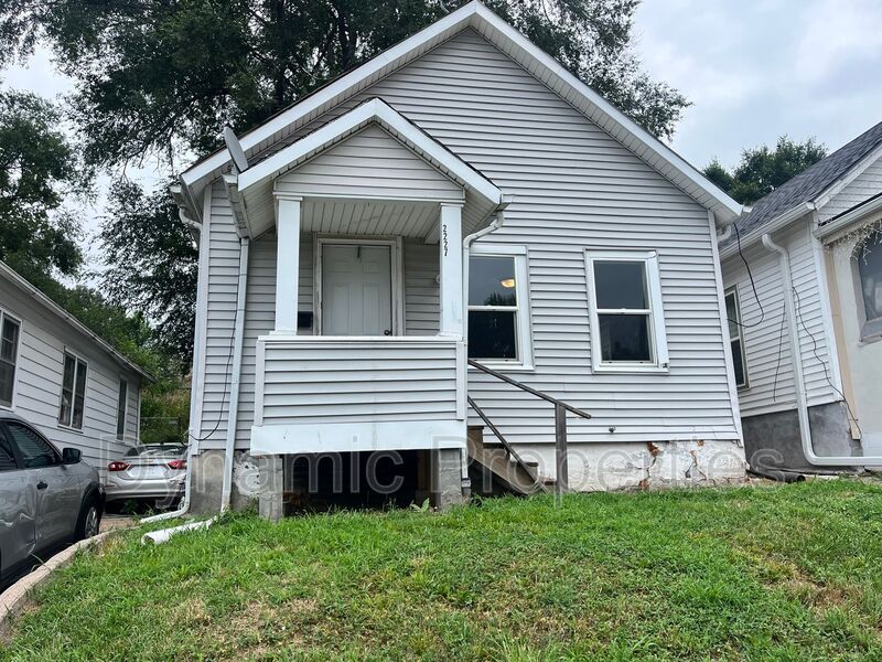 Omaha House: 2227 South 12th Street