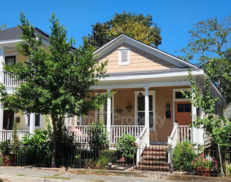 Savannah House: 512 E 34th St