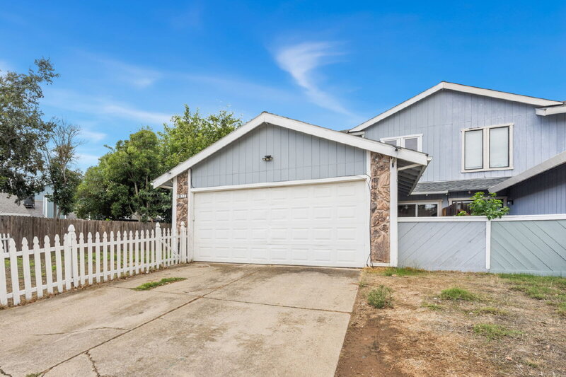 Elk Grove House: 9417 Aizenberg Circle