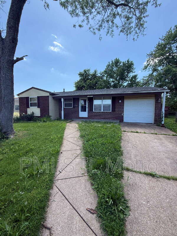St. Louis House: 10557 Castle Dr