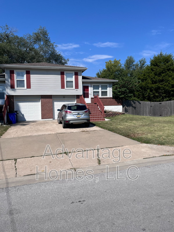 Olathe House: 223 Clinton St