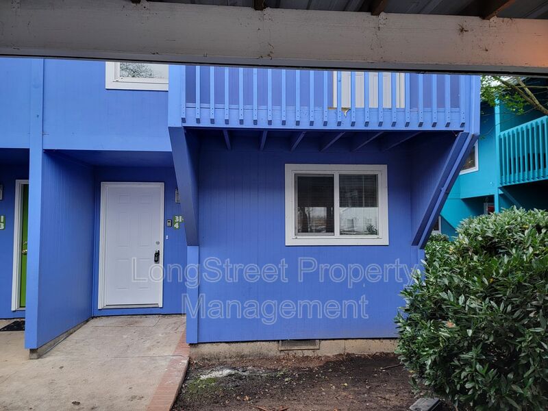 Albany House: 3141 N Shore Drive SE