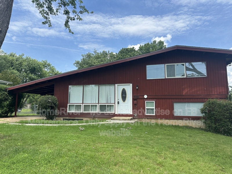 Alexandria House: 6002 Ridge View Dr