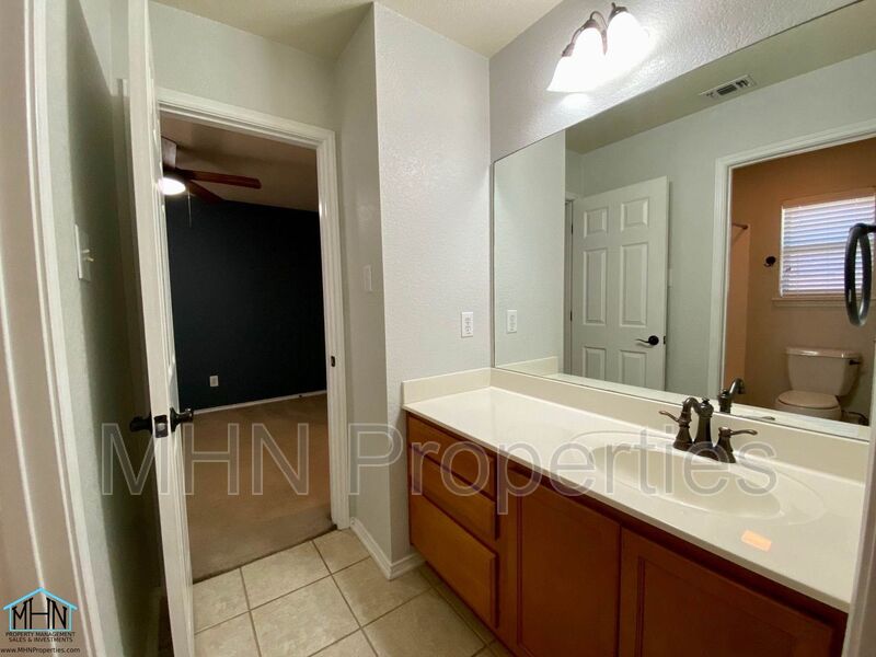 Spacious and Well Designed, 3bed/2.5 bath, located in the far Northeast just inside loop 1604! - Photo 20