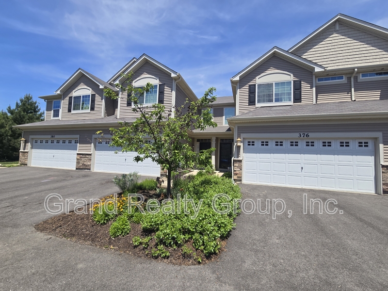 Round Lake House: 376 S Jade Lane