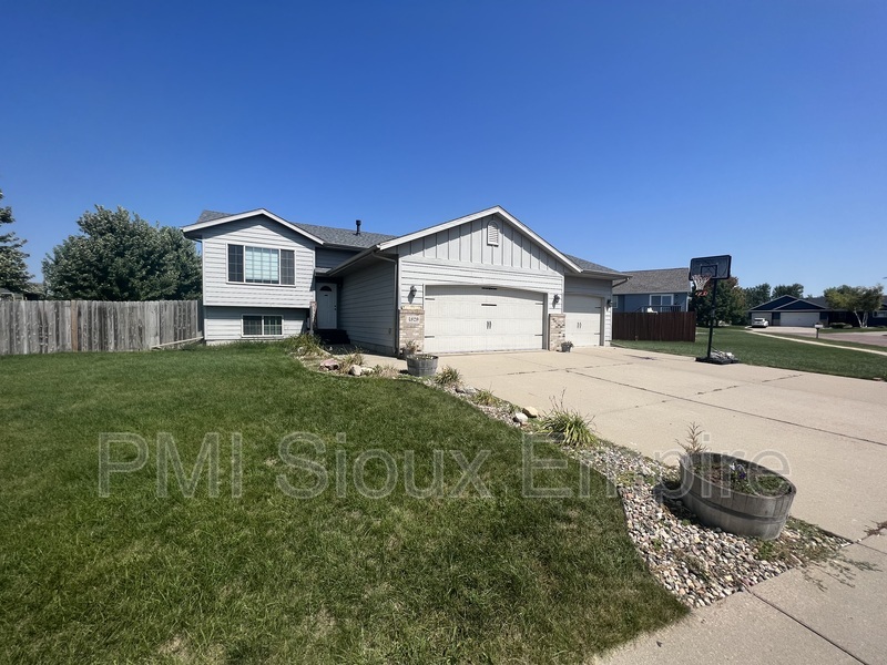 Sioux Falls House: 4829 S Wilson ave