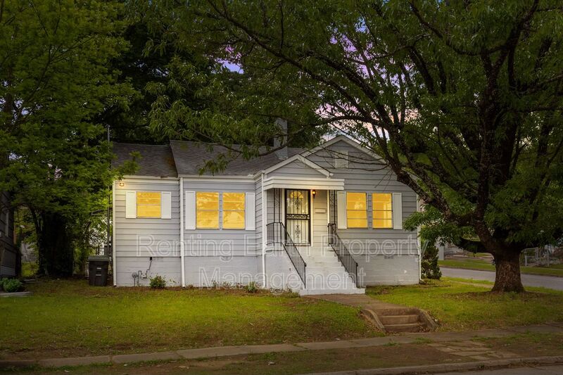 Birmingham House: 1001 Valley Rd Place