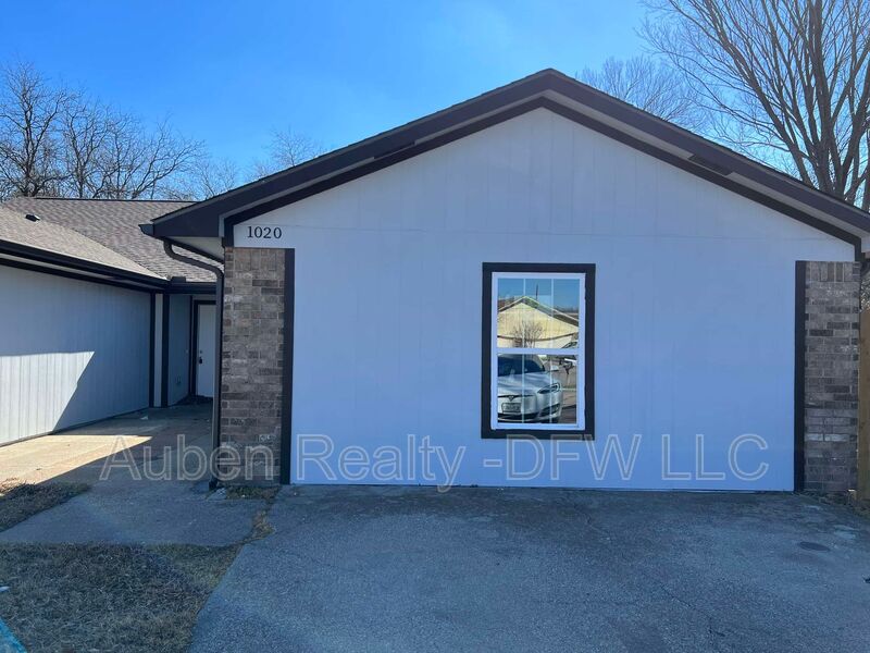 Irving House: 1020 Vera Court