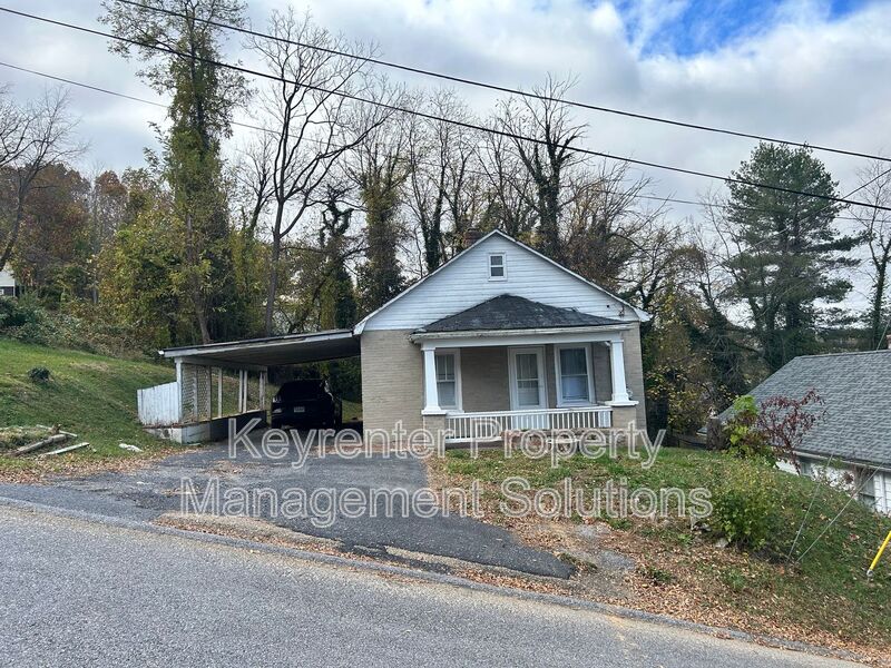 Staunton House: 1014 Hall St