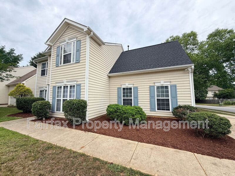 Apex House: 201 Ridge Lake Dr