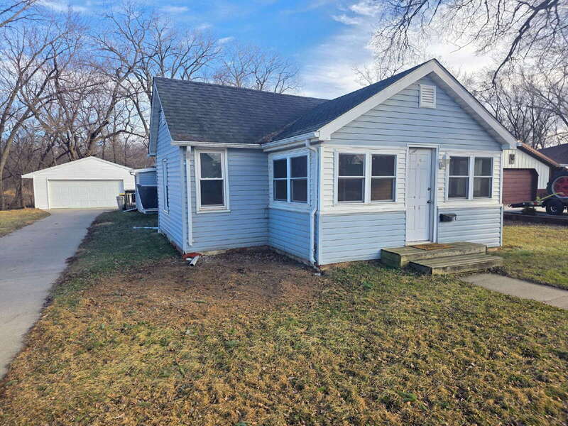 Adel House: 114 N 5th St