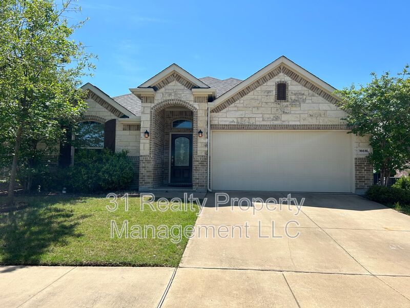 Prosper House: 16616 Central Garden Ln