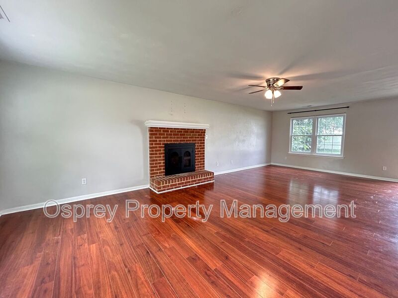 Spacious & Updated 4-Bedroom Gem in the Heart of Chesapeake! – ASK ABOUT OUR ZERO DEPOSIT! - Photo 3