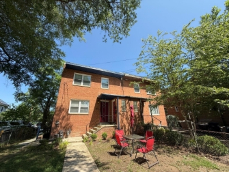 Washington House: 864 Bellevue Circle Southeast
