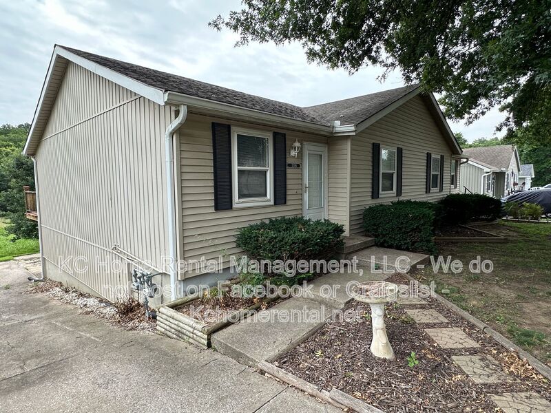 Lees Summit House: 735 NE Barnes