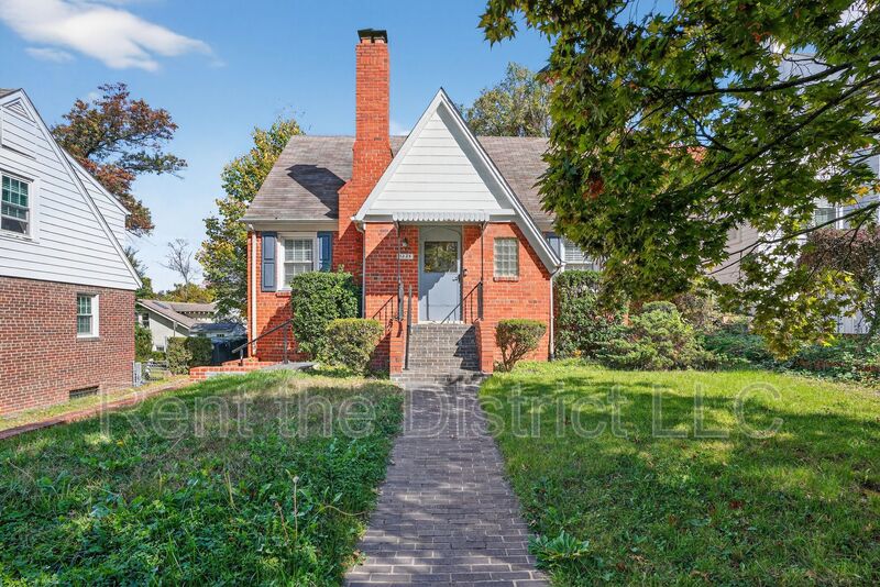 Washington House: 3225 Chestnut St NE
