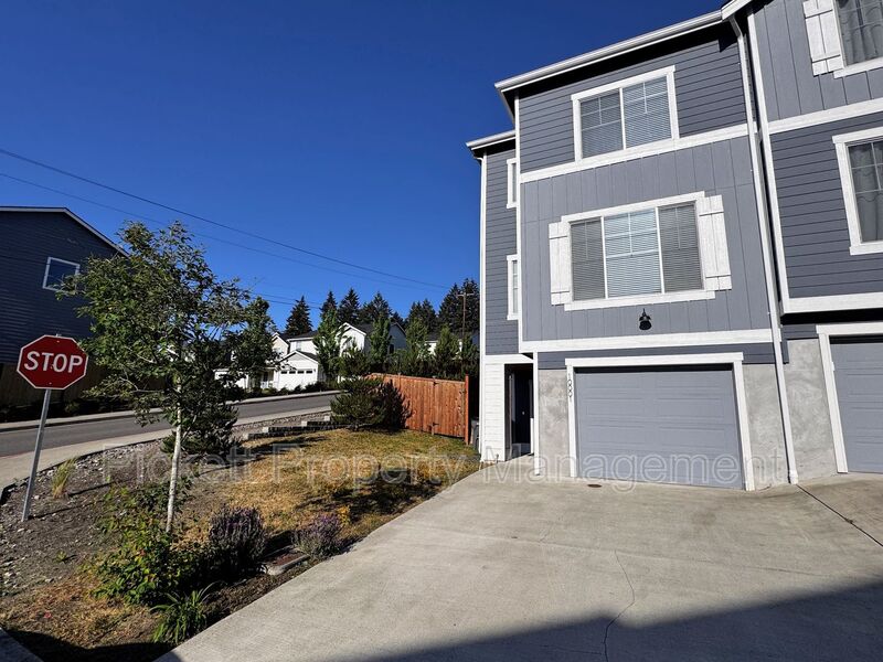 Bremerton Townhome: 10001 Kings Landing Ave NW