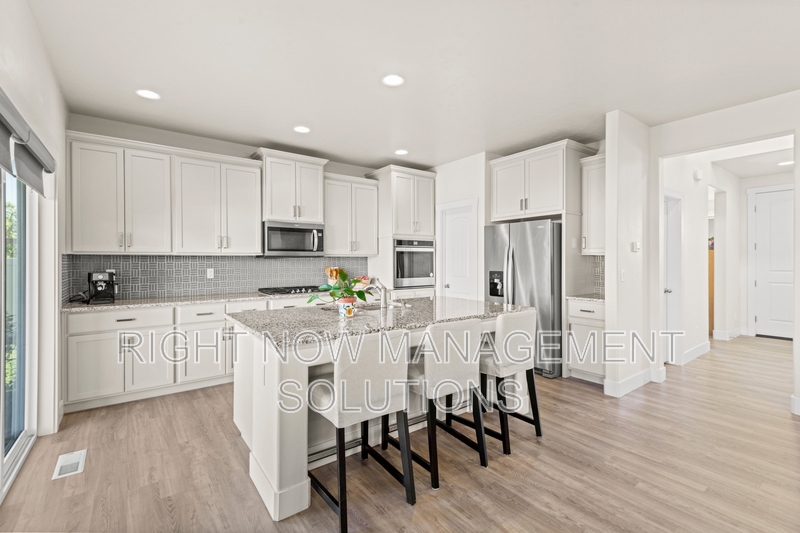 Meridian House: 4923 North Glenrock Avenue