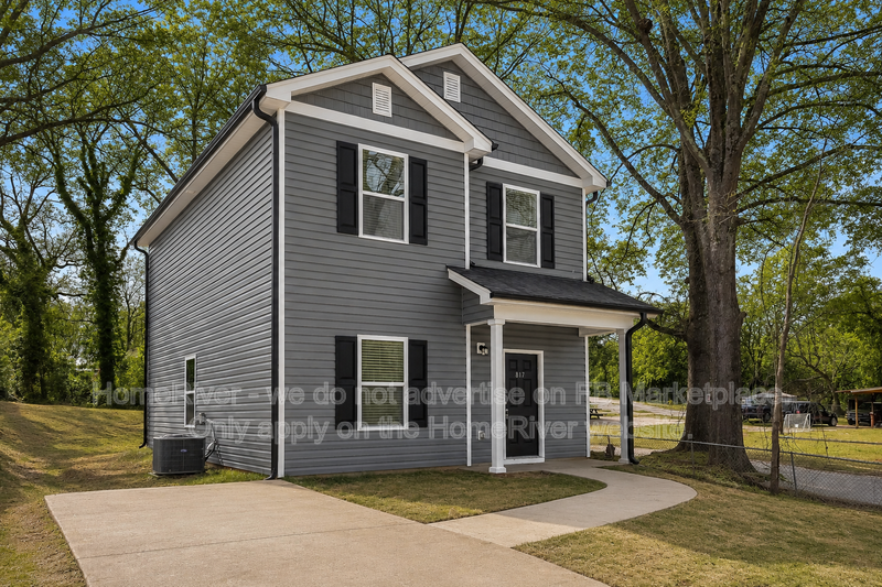 Burlington House: 817 Chandler Ave