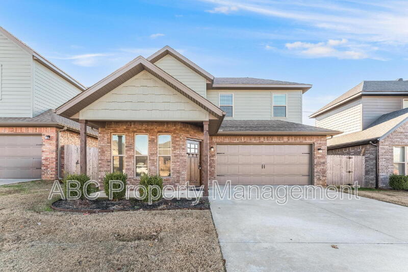 Bentonville House: 3307 SW Hillstone Ave