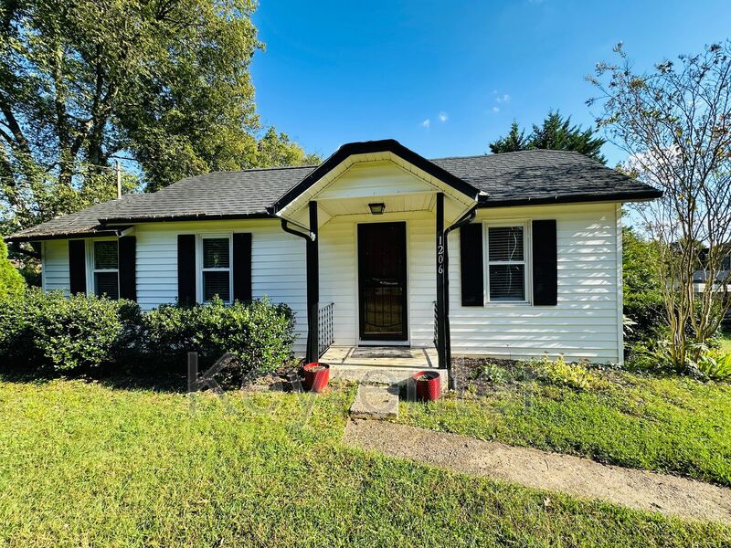 Knoxville House: 1206 Cedar Ln