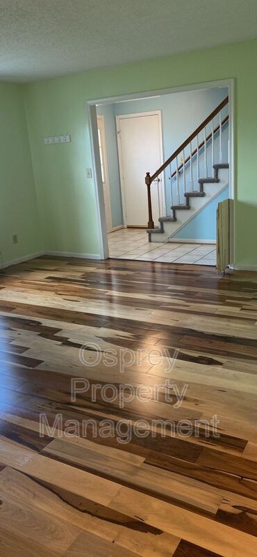 Beautiful wood flooring 4 Bedroom Home!! - Slider navigation 8