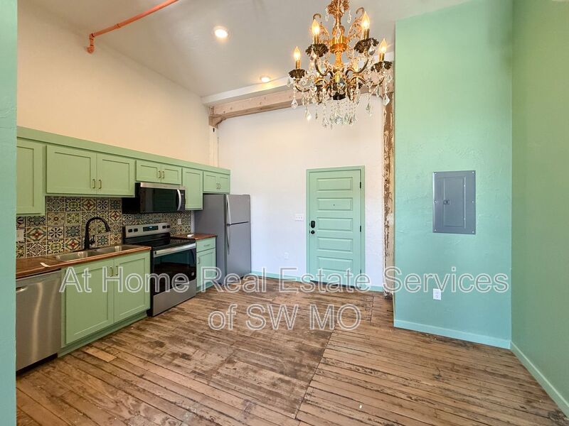 Springfield Condo: 320 W Walnut St