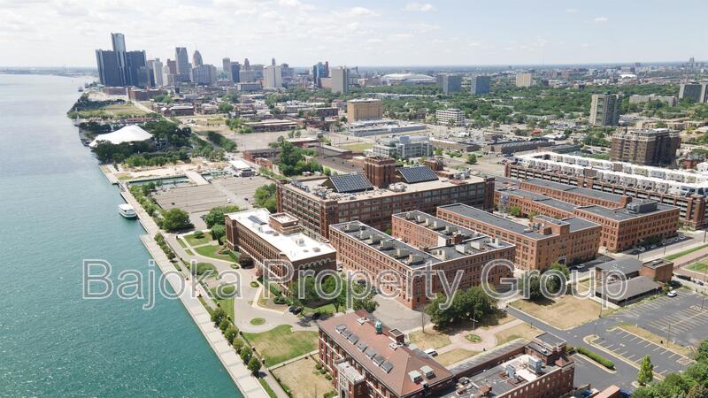 Detroit Condo: 200 River Place Drive