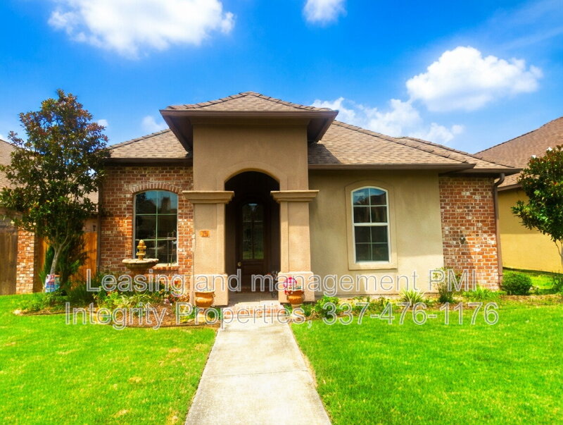 Lafayette House: 330 Dunvegan Ct