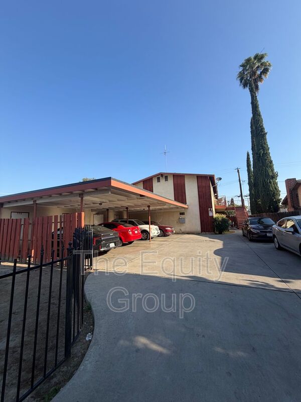 Visalia House: 530 East Myrtle Avenue