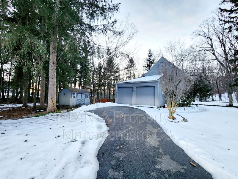 Mt Pocono House: 239 Rock Ridge Road