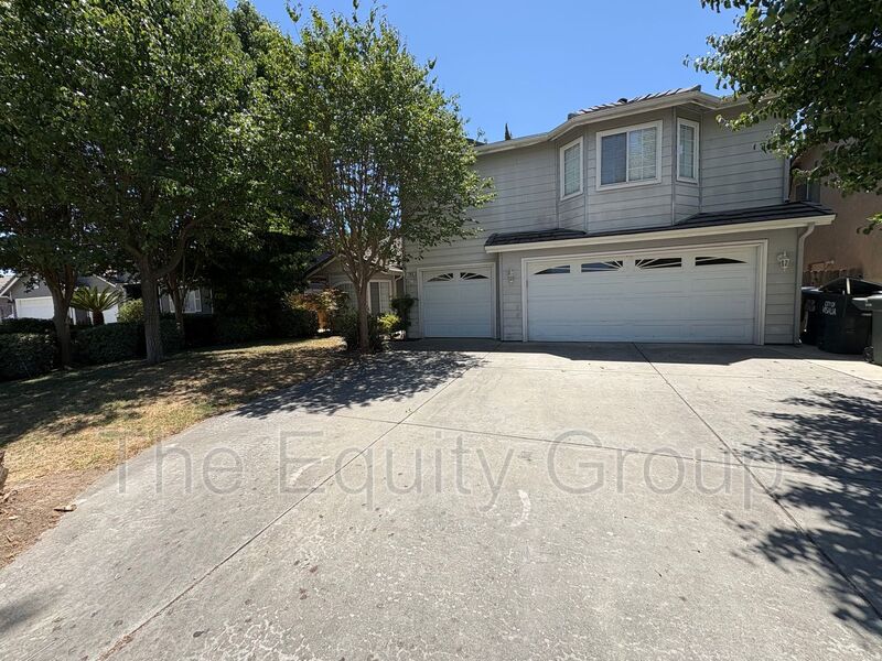 Visalia House: 703 West Russell Ave
