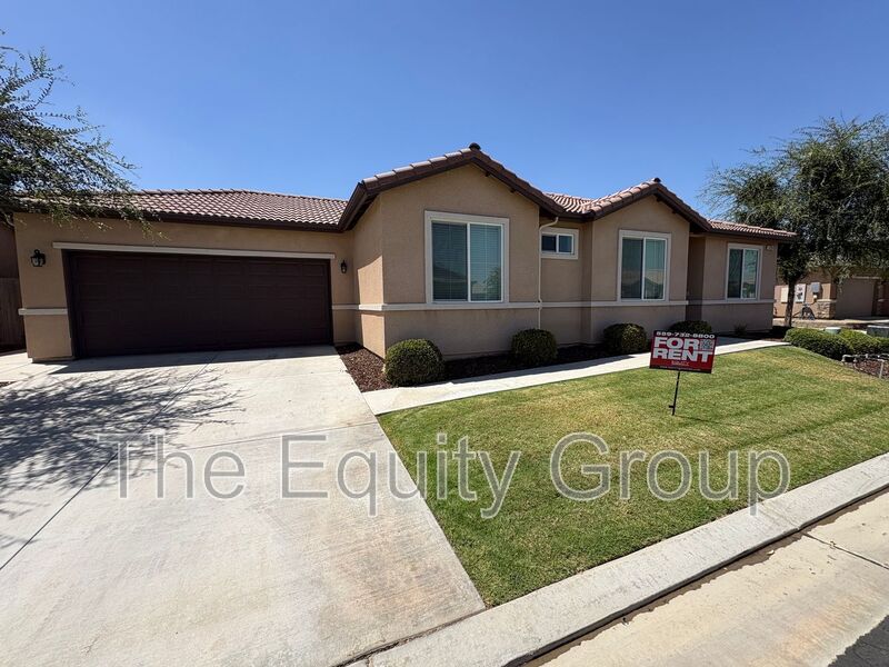 Visalia House: 3233 North Kent St