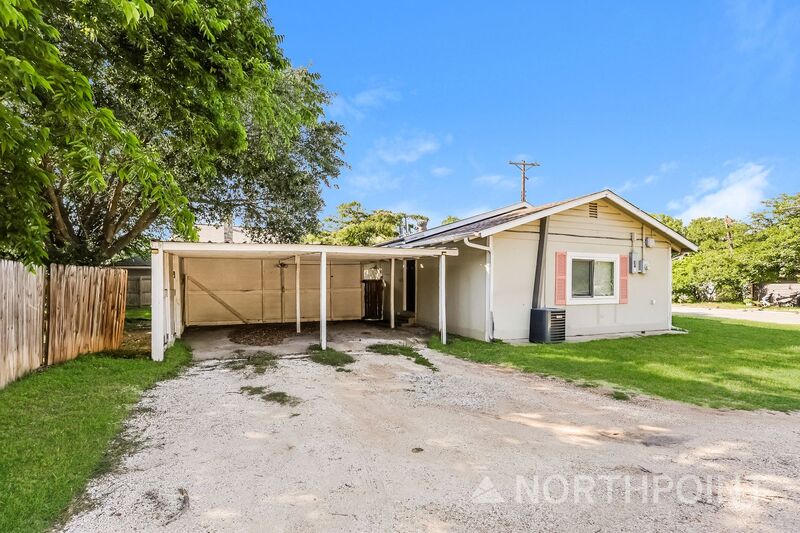 Cleburne House: 1405 Granbury St