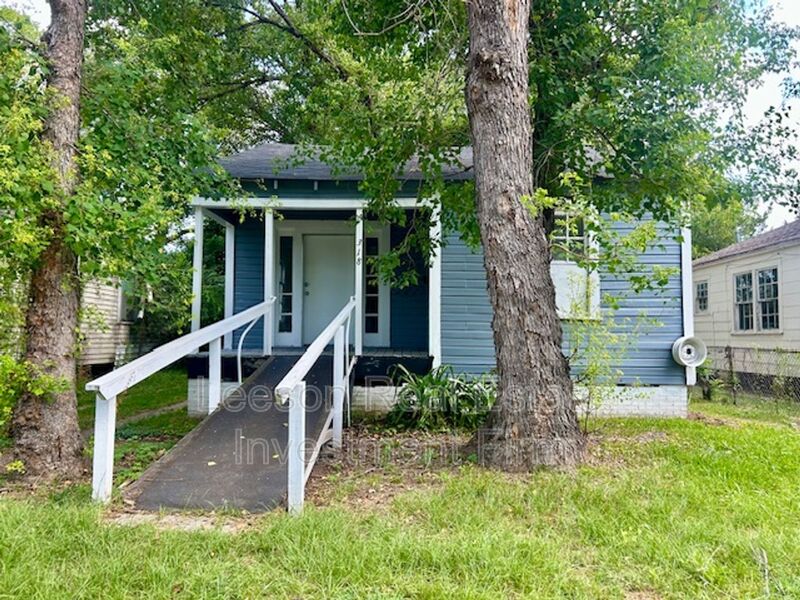 Shreveport House: 318 W 68TH ST