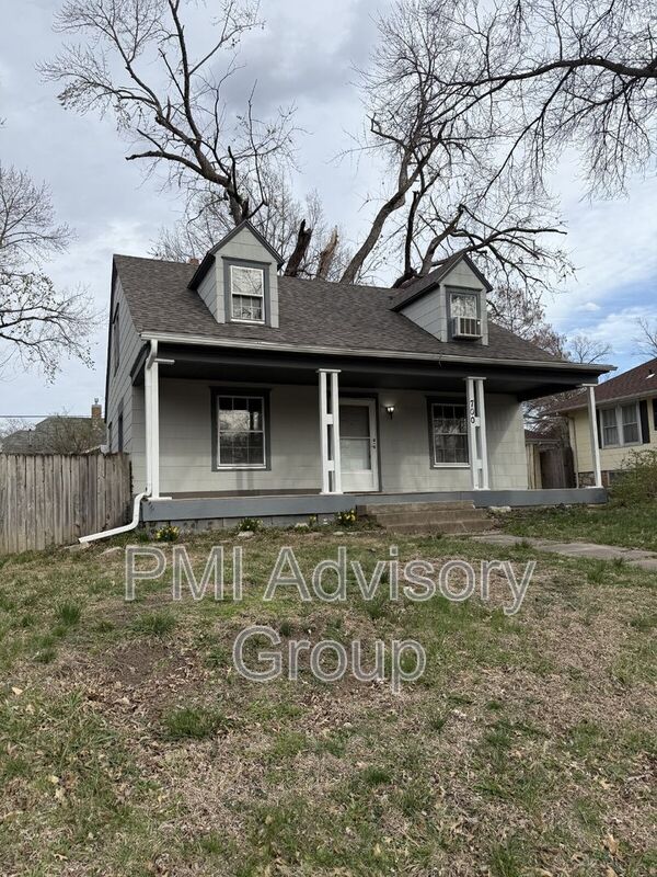 Topeka House: 700 SW Macvicar Ave