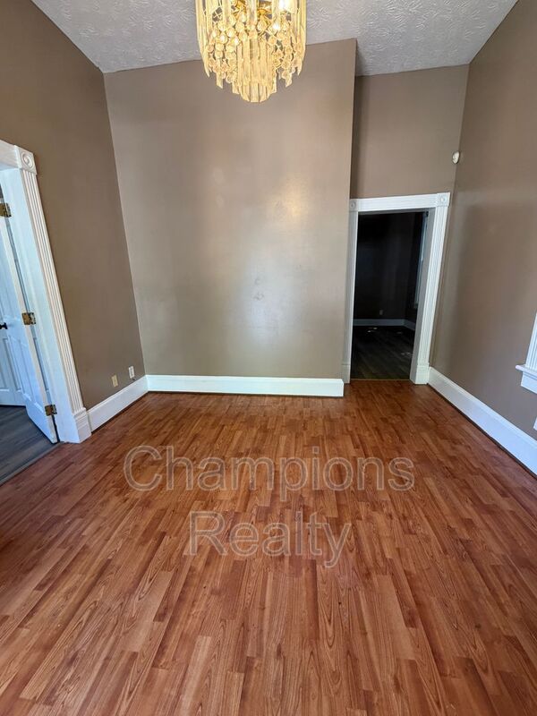 Columbus House: 707 28th St