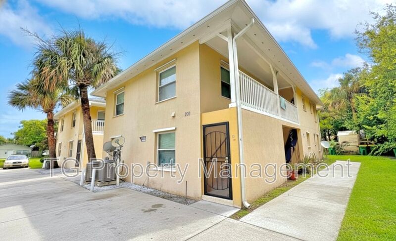 Jacksonville Beach House: 209 7th Street S