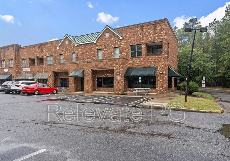 Midlothian House: 14720 Village Square Pl