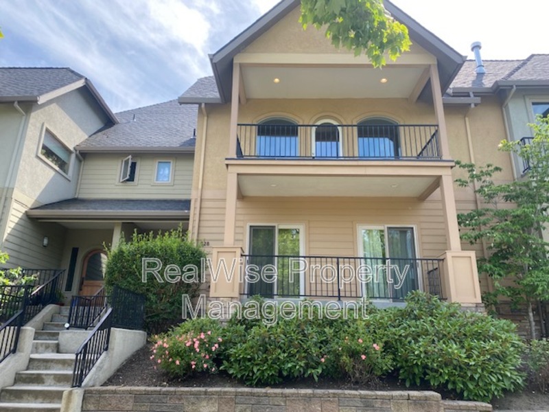 Ashland Townhome: 528 W Nevada St