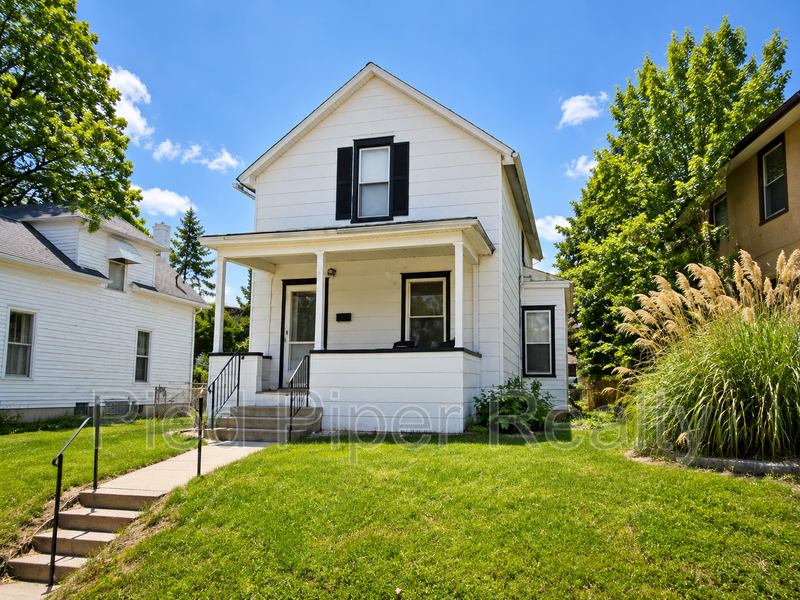 Freeport House: 235 W Homer St