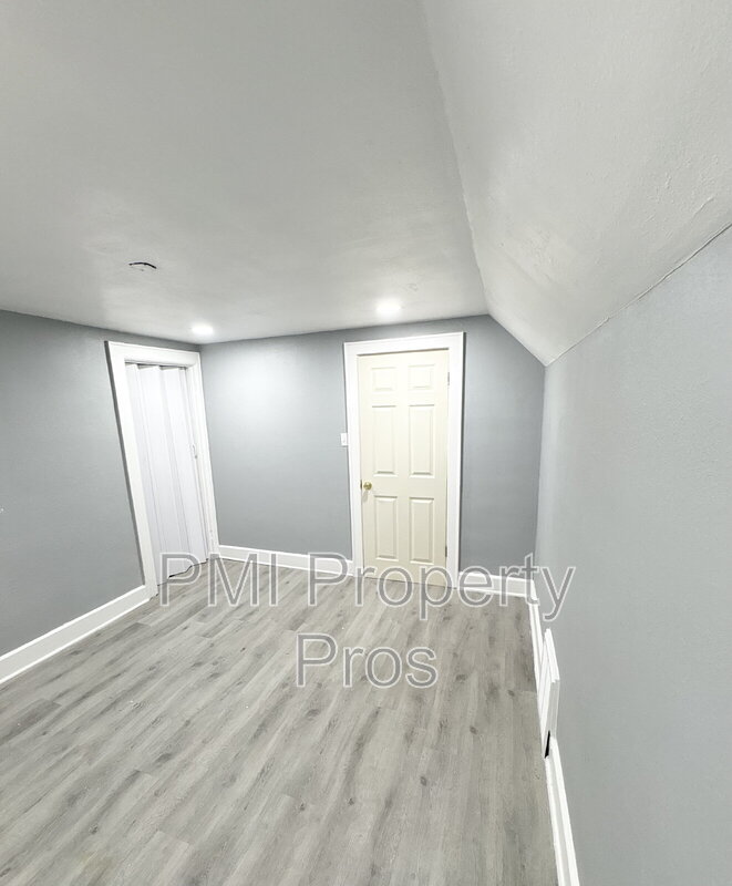 Milwaukee Condo: 2057 N 32nd St