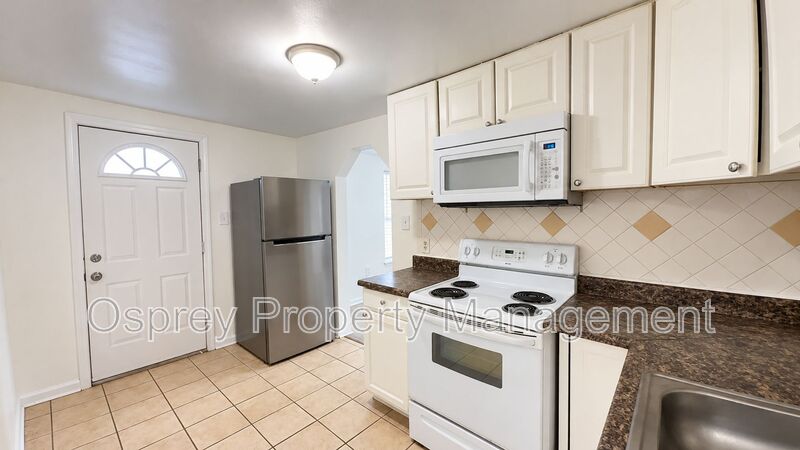 Charming 2-Bedroom, 1-Bath Duplex in the Heart of Virginia Beach! - Photo 2