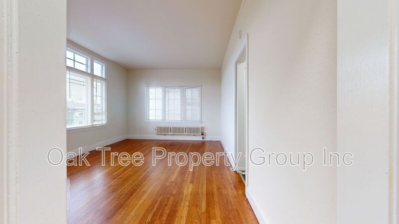 Oakland House: 450 40th St