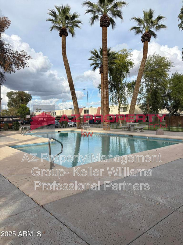 Glendale Townhome: 6033 W Golden Ln